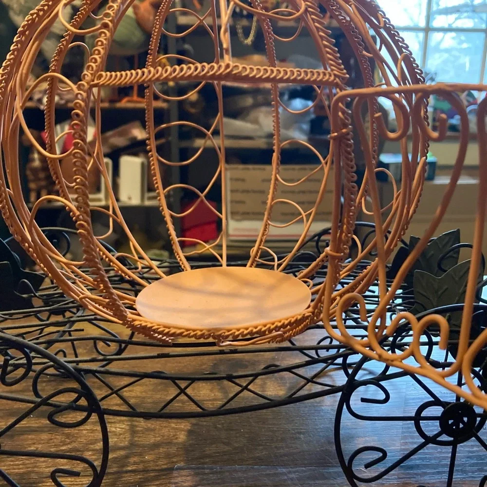 Cinderella pumpkin carriage made of orange and black wire - Picture 11 of 14
